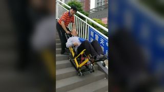 Fauteuil roulant électrique motorisé pour monter les escaliers BR-SC003